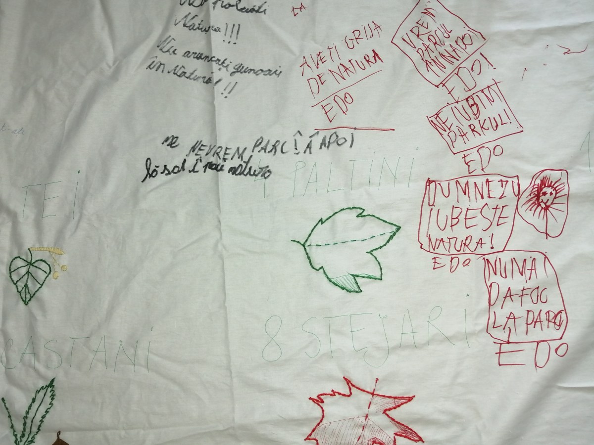 Marș de protest cu bannere brodate de&nbsp;comunitate