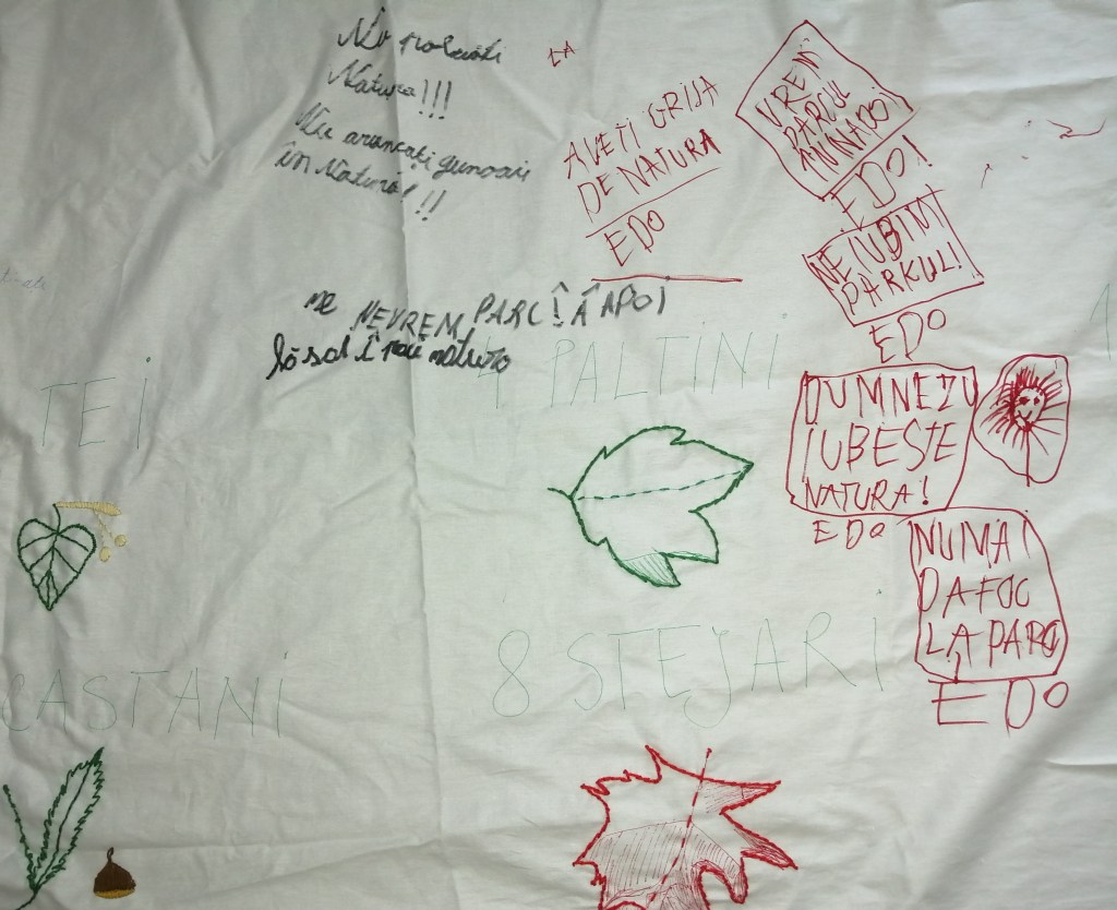 Marș de protest cu bannere brodate de&nbsp;comunitate